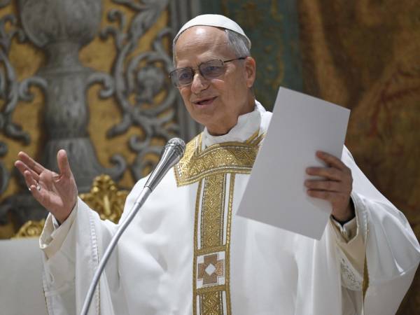 El papa León XIV durante una misa en la Capilla Sixtina.