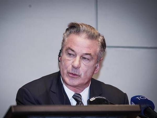 Alec Baldwin se enfrenta aún a una demanda civil interpuesta por la familia de la víctima en un tribunal estatal de Nuevo México contra él y los productores de la película.