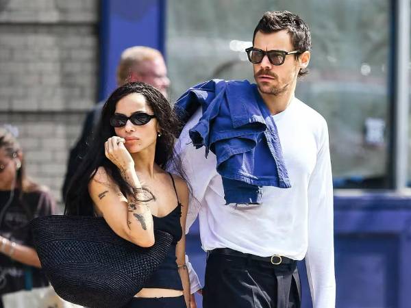 El cantante británico <b>Harry Styles</b> y la actriz <b>Zoë Kravitz</b> dieron un paso más en su relación y<b> se comprometieron luego de apenas ocho meses de noviazgo público</b>. Tras varias semanas de rumores, la noticia fue confirmada este lunes por una fuente cercana a la pareja que habló con la revista <i>People</i> y aseguró que <b>ambos ya compartieron la novedad con su círculo más íntimo.</b>