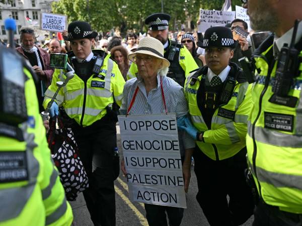 Un manifestante arrestado en una protesta en Londres el 6 de septiembre contra el veto al grupo Palestine Action.