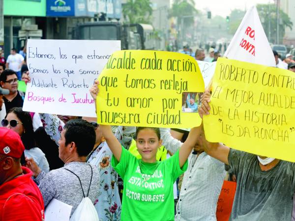 <b>Empleados protestaron a favor del alcalde Roberto Contreras.</b>