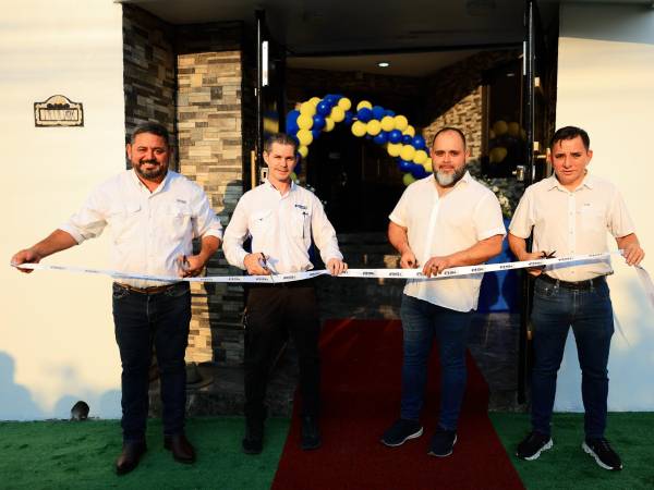 Felipe Trundle con Michael Senn, Juan Jerezano y Dennis Chávez al momento del corte de cinta en las nuevas instalaciones de ASI Honduras, en la colonia Jardines del Valle.
