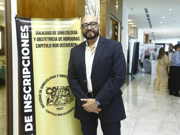 El Dr. Juan Carlos Ordóñez Barahona fue reconocido por la Sociedad de Ginecología y Obstetricia, Capítulo Noroccidental, debido a su invaluable contribución a la sociedad científica. El encuentro reunió a médicos nacionales e internacionales para compartir los más recientes avances e investigaciones en el tratamiento y prevención de enfermedades que afectan a las mujeres. Asimismo, un fraterno cóctel para compartir el éxito alcanzado y arrancar con toda la energía el evento académico que finalizará el 9 de agosto en el Hotel Copantl.