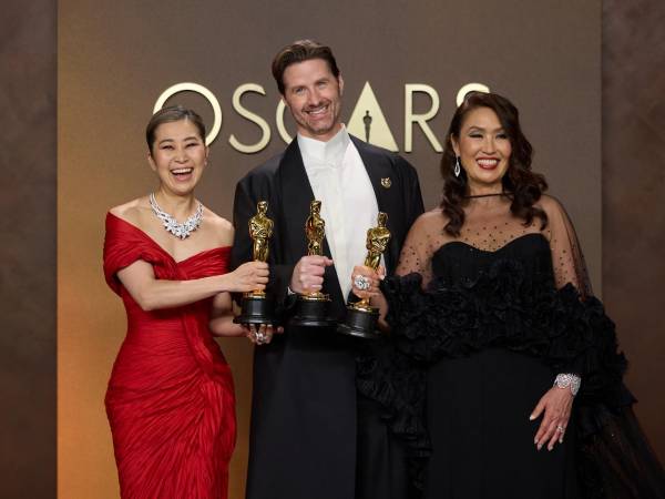 Maggie Kang, Chris Appelhans y Michelle Wong en la rueda de prensa de los premios Óscar.