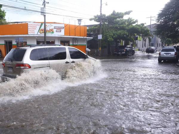 Pocos minutos de lluvias provocan inundaciones en San Pedro Sula, zona norte de Honduras.