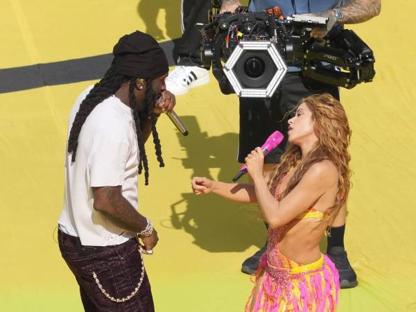 La cantante colombiana Shakira (d) y el cantante nigeriano Burna Boy se presentan en el show de medio tiempo este domingo, en el partido de la final del Mundial de la FIFA 2026 entre España y Argentina en el estadio MetLife en Nueva Jersey (Estados Unidos).