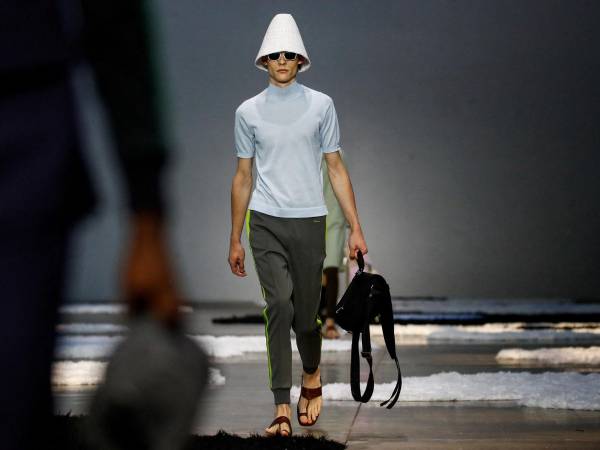 Un modelo con sandalias en el desfile de la colección de Prada en la Semana de la Moda de Milán el mes pasado.