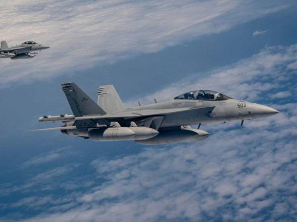 Dos cazas estadounidenses sobrevolaron el golfo de Venezuela en una nueva medida de presión contra el Gobierno de Maduro.