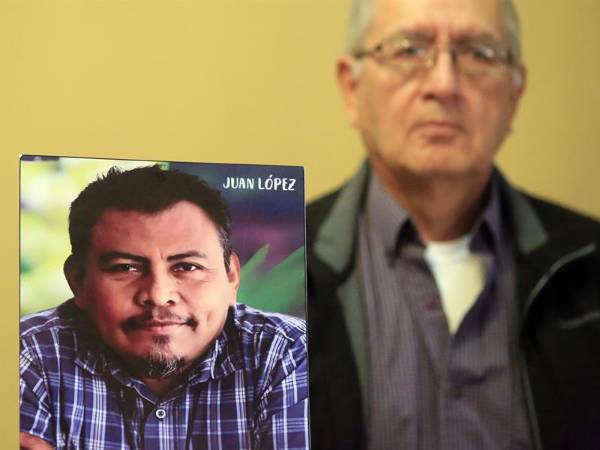 Fotografía que muestra un retrato del ambientalista hondureño Juan López (izq.), asesinado el 14 de septiembre de 2024.