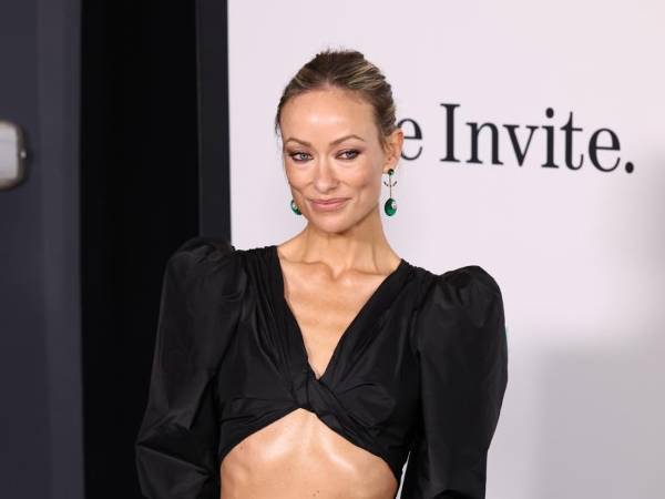 La actriz estadounidense Olivia Wilde posa en la alfombra negra de la película 'The Invite' en Los Ángeles, Estados Unidos, el 24 de junio de 2025.