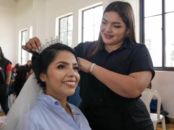 Decenas de parejas acudieron hoy a la plaza de Las Banderas desde tempranas horas para prepararse para unir sus vidas delante de la presencia de Dios en las tan esperadas Bodas de Caná.