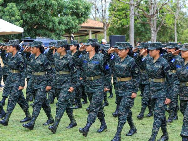 Un total de 1,925 nuevos soldados se graduaron del Curso Básico de Adiestramiento Militar en una ceremonia realizada en el Centro de Adiestramiento Militar de las Fuerzas Armadas (CAMFFAA).
