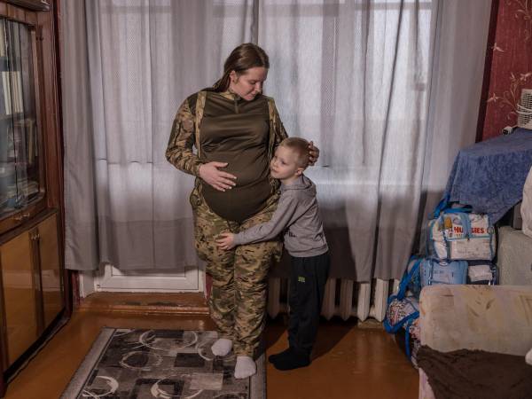 Nadia, operadora de radio, prestó servicio hasta los ocho meses y medio de embarazo.