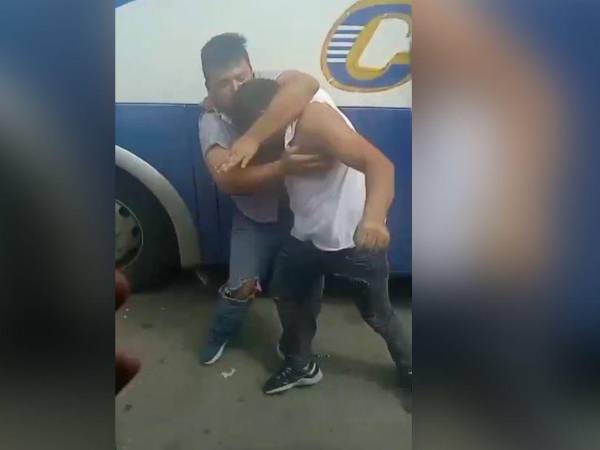 Un pasajero grabó el momento en que ambos conductores se fueron a los golpes en La Ceiba