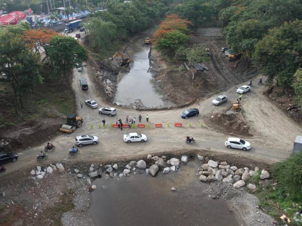 Vehículos circulando por el paso provisional habilitado tras la caída de puente.