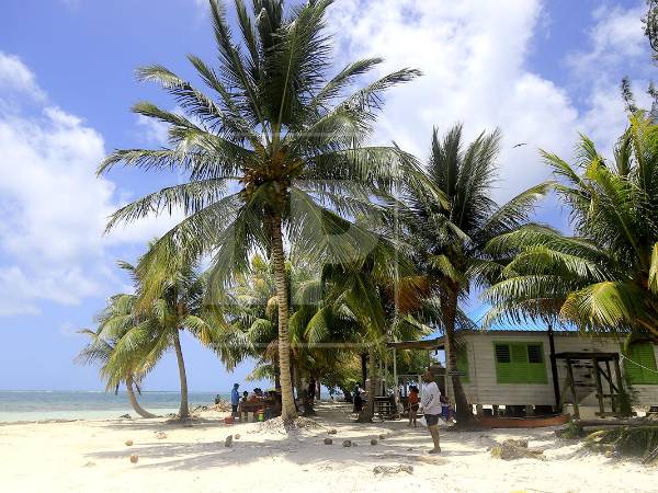 Vista del Cayo Nicolás que está habitado por una sola familia y con varias viejas construcciones que dan cuenta de su pasado esplendoroso.