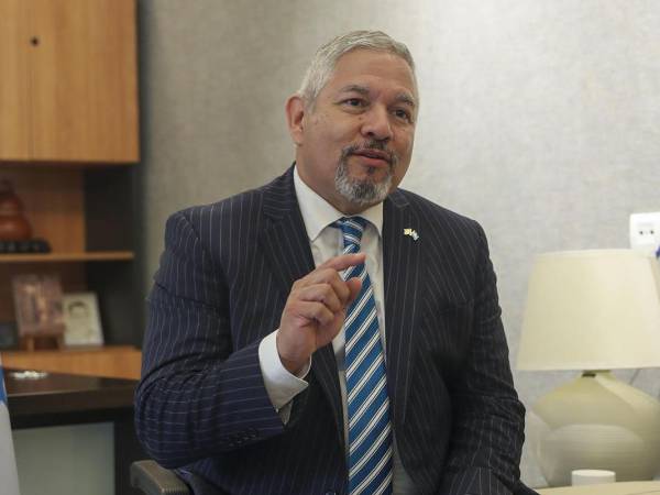 El canciller hondureño, Enrique Reina, durante una entrevista con la agencia EFE.
