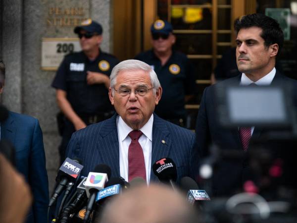 Menéndez no ha renunciado a su escaño en el Senado de EEUU.