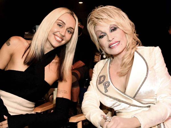 La cantante Miley Cyrus junto a su madrina, la estrella del country, Dolly Parton, en una foto de archivo.