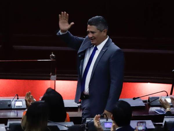 Ledezma saluda durante la sesión en la que fue elegido como secretario provisional del Congreso Nacional.