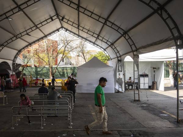Migrantes esperan dentro del albergue para migrantes Pumajero en Matamoros, México, en enero.