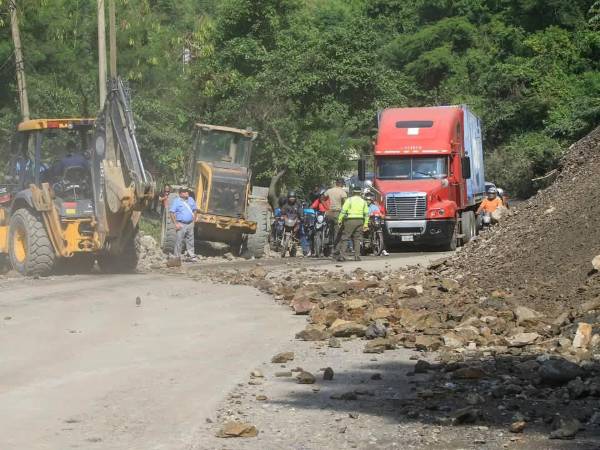 La falla de la colonia Lempira en la carretera que conduce al occidente de Honduras paraliza el tráfico constantemente.