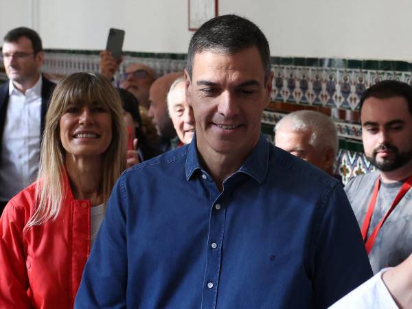 El presidente del Gobierno de España, Pedro Sánchez, junto a su esposa, Begoña Gómez, durante la jornada electoral en Madrid.