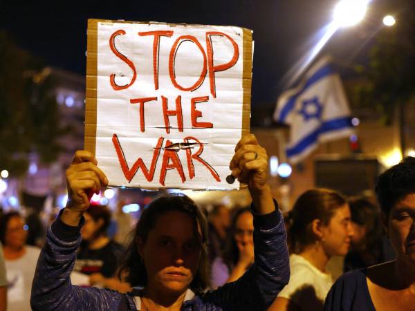 Partidarios y familiares de israelíes mantenidos como rehenes por militantes palestinos en la Franja de Gaza desde el ataque del 7 de octubre realizan una manifestación para exigir su liberación cerca de la residencia del Primer Ministro en Jerusalén el 10 de agosto de 2024.
