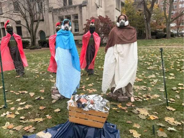 El polémico pesebre de una iglesia en Chicago muestra a María y José coon máscaras para protegerse de gases lacrimógenos y a los centuriones con los pasamontañas usados por los agentes del ICE.