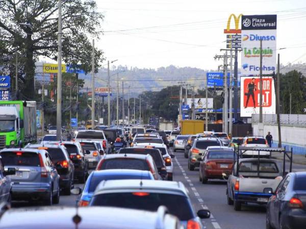 Tráfico en San Pedro Sula | Fotografía de archivo
