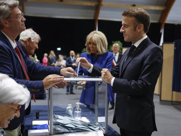 El presidente de Francia, Emmanuel Macron, ejerce su voto en la segunda vuelta de las legislativas este domingo en Francia.