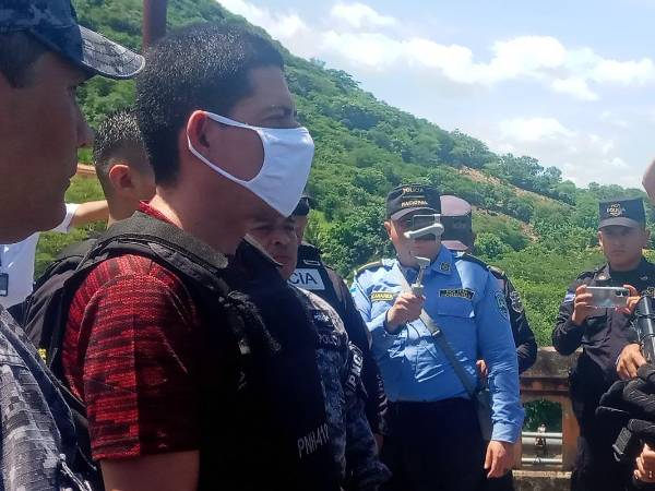 Las autoridades de El Salvador y entregaron este martes a la Policía de Honduras a Fernando Josué Suárez Ramírez, solicitado en extradición por delitos relacionados con el caso Pandora.