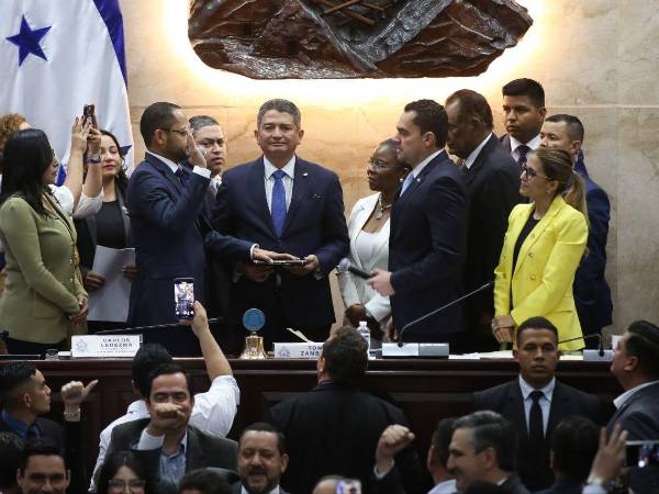 Pablo Emilio Reyes Theodore, el nuevo fiscal general de la República de Honduras, al ser juramentado por el presidente del Congreso Nacional, Tomás Zambrano.