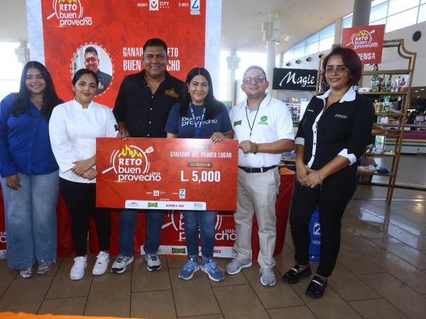 Grisell Rojas (Z Gas), Jennifer Ordóñez y Carlos Corea (concursantes), Aracely Díaz (Buen Provecho), Saúl Archaga (Elmgo) y María Isabel Sosa (Black &amp; Decker).