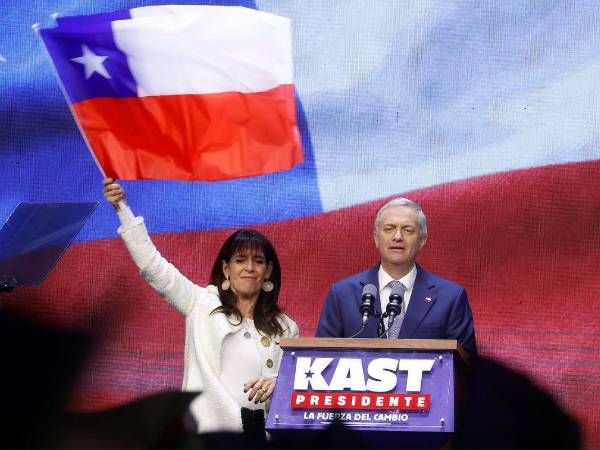 El presidente electo de Chile, el ultraderechista José Antonio Kast, pronuncia un discurso junto a su esposa, María Pía Adriasola, tras su victoria electoral.