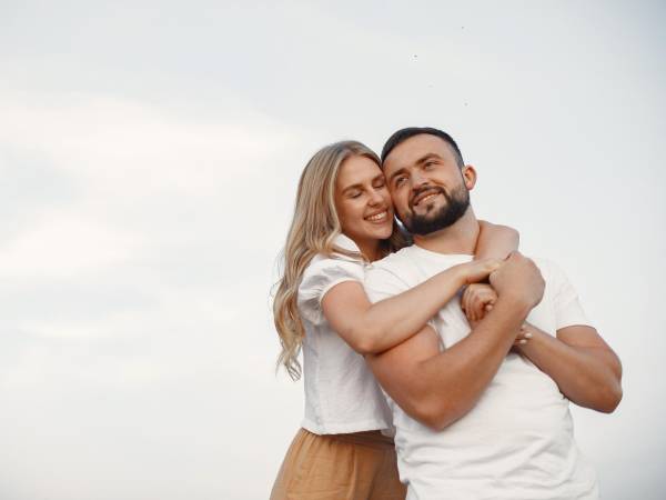 Cute couple in aHay vínculos que nunca terminan de comenzar, pero tampoco desaparecen por completo. Un mensaje después de semanas de silencio, una reacción a una historia de Instagram o un inesperado “te extraño” pueden volver a despertar la ilusión de una relación que, en realidad, nunca llega a concretarse. Este comportamiento es conocido como <b>breadcrumbing</b>, un término que describe cuando una persona ofrece pequeñas dosis de atención o interés romántico sin mostrar una intención clara de construir un vínculo estable. field. Lady in a white blouse. Guy in a white shirt