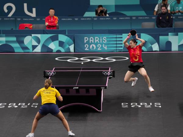 Pocas personas ven un partido de tenis de mesa profesional, de ahí la falta de respeto hacia los jugadores. Linda Bergstrom de Suecia juega contra Meng Chen de China.