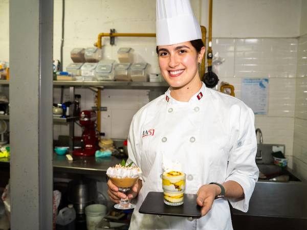 La chef Daniela Piaggio en el Restaurante Lima 51, donde lidera el área de pastelería.
