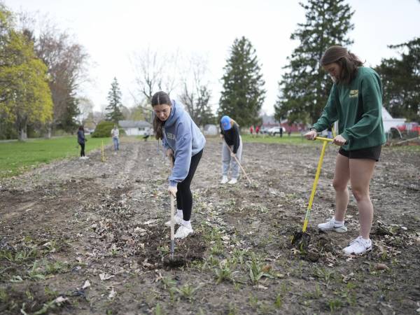 Varias iglesias en Indiana siguen lo que dicen es un mandato bíblico de cuidar la naturaleza.