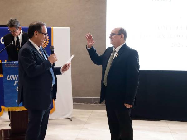 El Club Rotario San Pedro Sula celebró la ceremonia de Toma de Posesión de su Junta Directiva para el período rotario 2026–2027, en la que el rotario Tulio Arnaldo Bueso Jacquier asumió oficialmente la Presidencia del club, acompañado por los miembros de su nueva Junta Directiva.