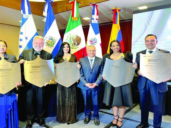 La ceremonia fue realizada en México con la participación de varios alcaldes y gobernadores; entre ellos, Contreras.