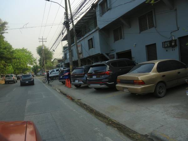 En San Pedro Sula, el peatón parece no tener derecho a la libre circulación, porque las aceras están ocupadas por vehículos.