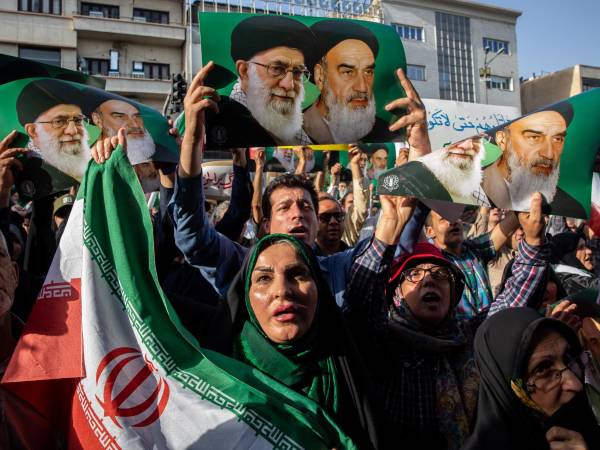 Protestas contra EU e Israel en Teherán tras ataques de EU a instalaciones nucleares iraníes.