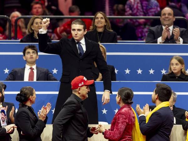 Barron, el hijo más joven del presidente estadounidense Donald Trump, de 18 años, ha emergido como un digno heredero con un futuro prometedor tanto en política, tras su asesoramiento clave tanto para su victoria electoral, como en los negocios, donde sigue los pasos del magnate.