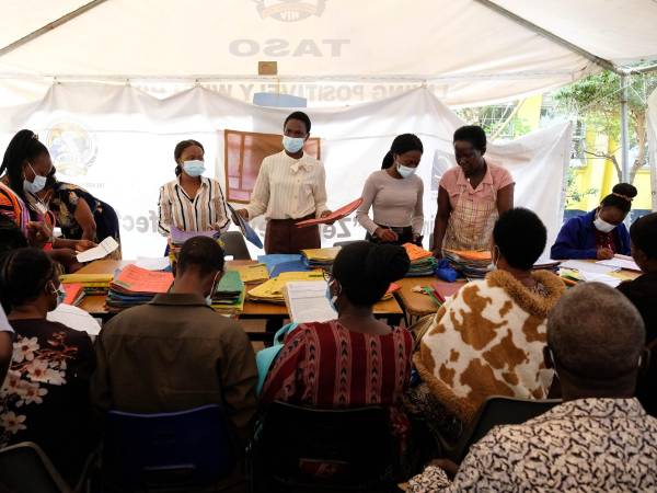 Alrededor del 85% del gasto de EU en salud global se destinó a programas en o para África. Una clínica VIH en Uganda.