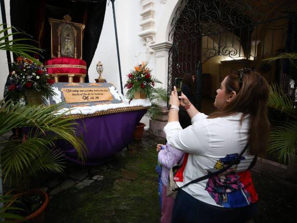 Fieles recorren ‘El Huerto de Getsemaní’ junto a la Catedral Metropolitana, un espacio que revive los momentos más importantes de la vida de Jesús.