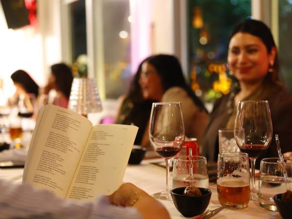 El evento <b>Maridaje de Letras, Vinos y Tapas</b> reunió a amantes de la cultura y la buena mesa con un objetivo que trasciende el placer de los sentidos: apoyar a la <b>Asociación Rodríguez de Vera – Adulto Mayor</b>, impulsando su Programa Banco Nacional de Pañales Desechables, una iniciativa que dignifica la vida de cientos de personas de la tercera edad.