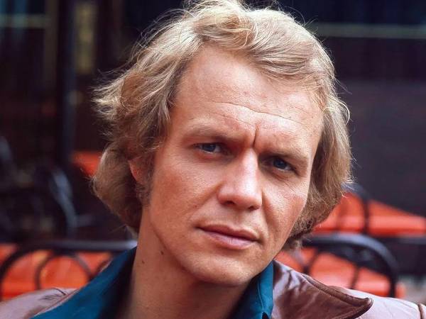 David Soul (4 de enero de 2024): David Soul, actor y cantante de Estados Unidos, conocido por su personaje como el detective Kenneth ‘Hutch’ Hutchinson en la serie televisiva “Starsky &amp; Hutch” de la década de 1970. Además de su trayectoria como actor, logró éxito como cantante con varios éxitos en las listas de éxitos.