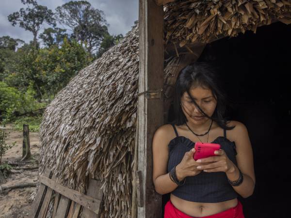 El pueblo marubo usa con frecuencia sus teléfonos cuando la antena Starlink está encendida en su aldea.