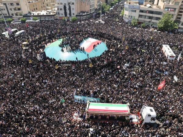 Una gigantesca multitud se congregó este miércoles en el centro de Teherán para la procesión funeraria del presidente iraní Ebrahim <b>Raisi</b>, fallecido el domingo en un accidente de helicóptero.